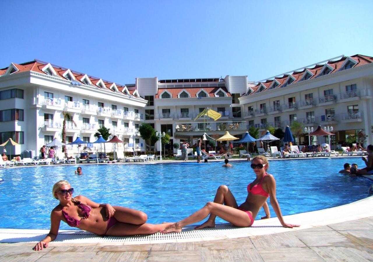 Golden Sunset Hotel&Spa Кемер Екстериор снимка A pool at a hotel in Turkey
