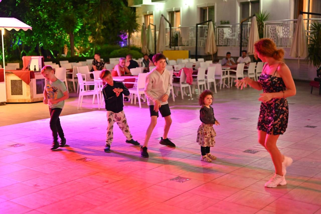 Golden Sunset Hotel&Spa Кемер Екстериор снимка Dancing in the square