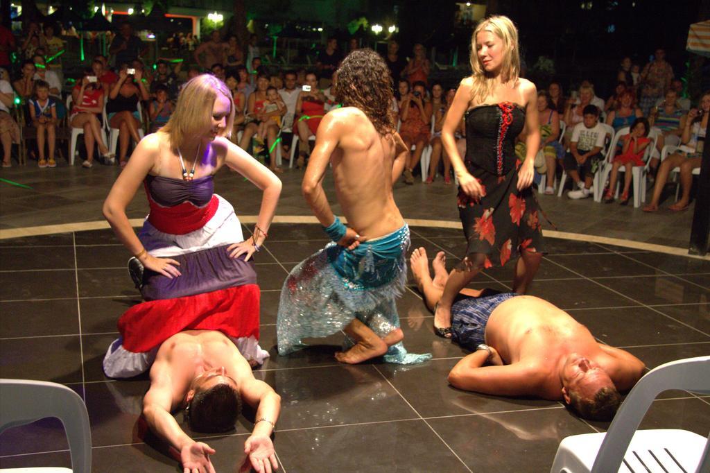 Golden Sunset Hotel&Spa Кемер Екстериор снимка A nightclub in Magaluf